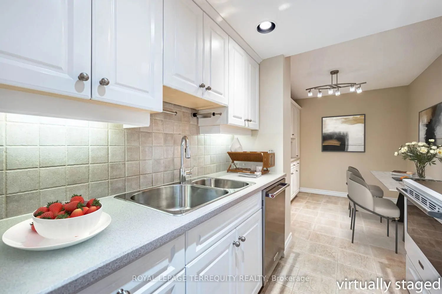 812 Burnhamthorpe Road 1809 photo 5
