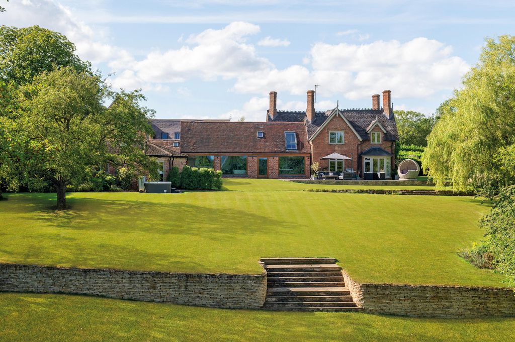 11 bed farm for saleKings Lane, Snitterfield, Stratford-Upon-Avon, Warwickshire CV37.