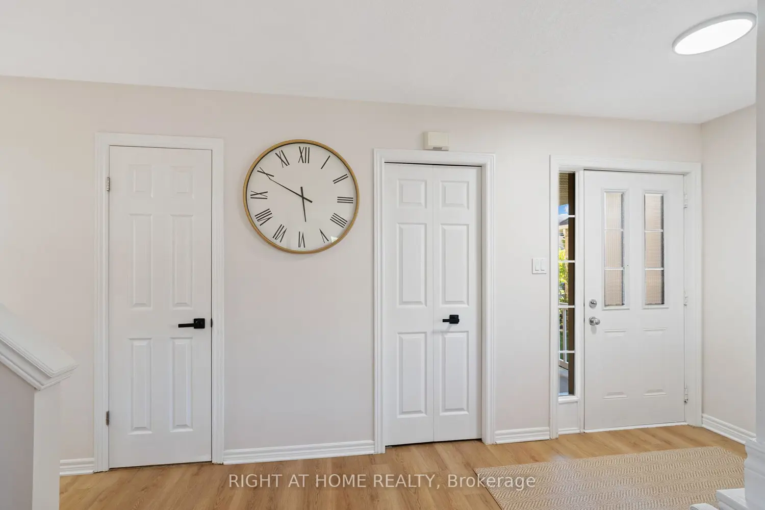 754 Hedgerow Place photo 2