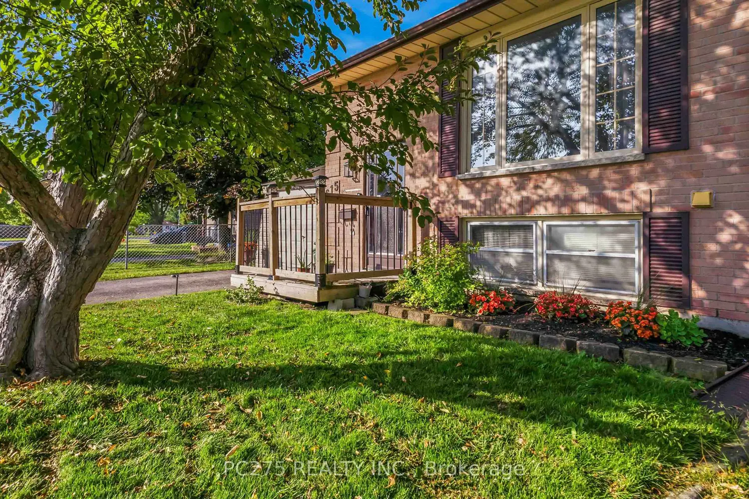 615 Deveron Crescent photo 2