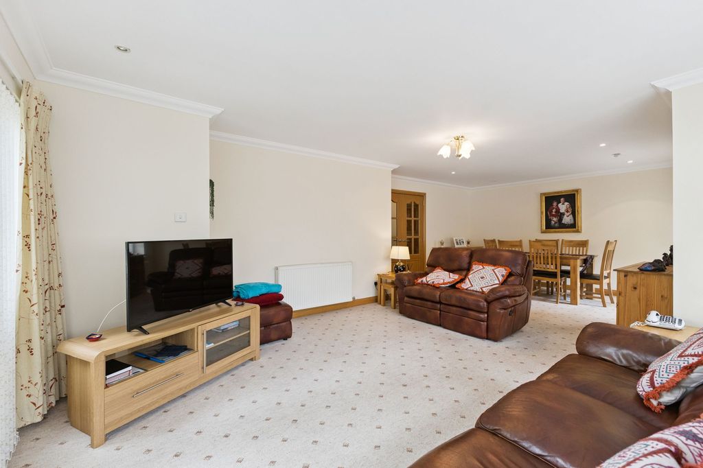 2 bed flat for salePitheavlis Crescent, Oaklands Pitheavlis Crescent PH2 photo 3