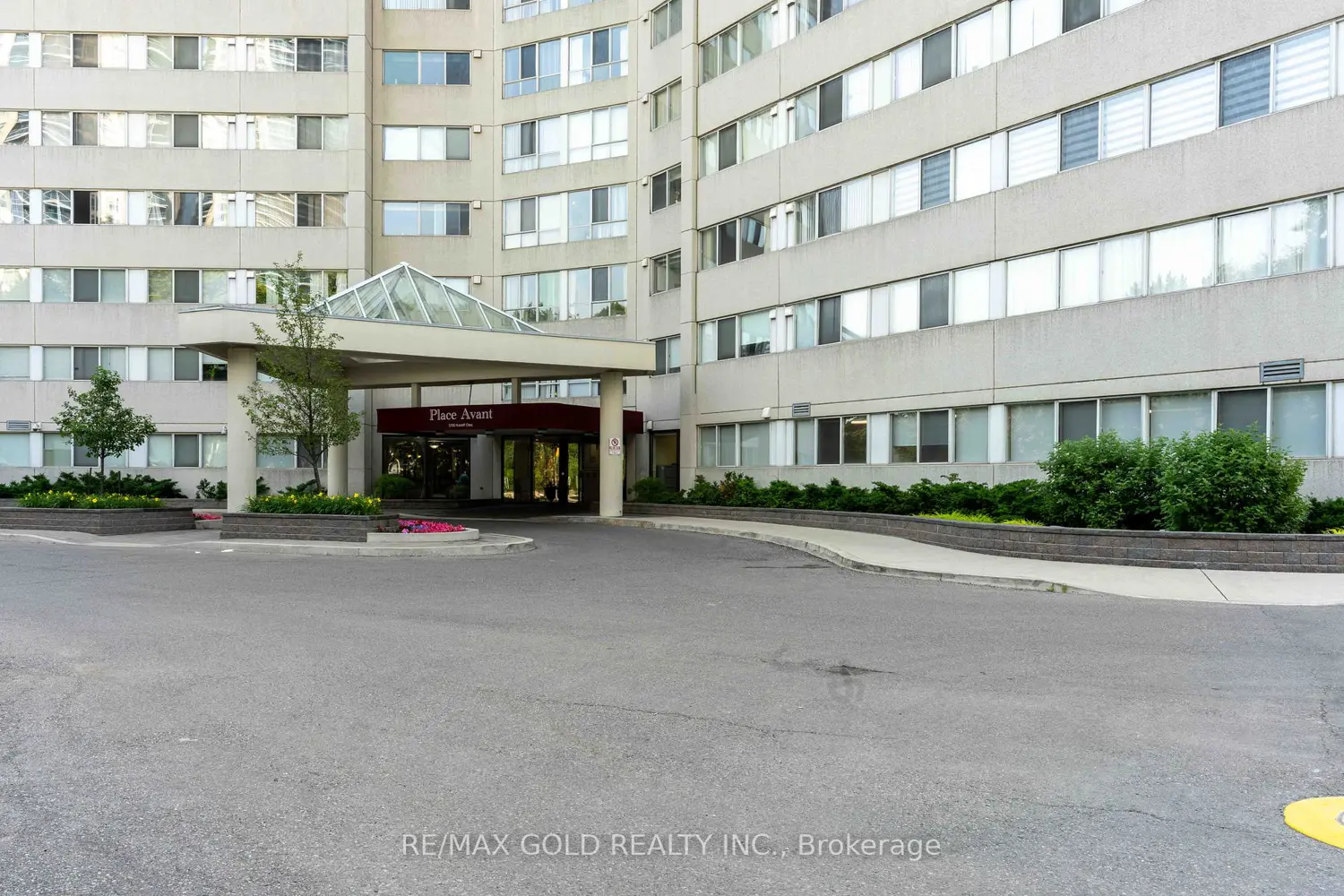 3700 Kaneff Crescent 2101 photo 3