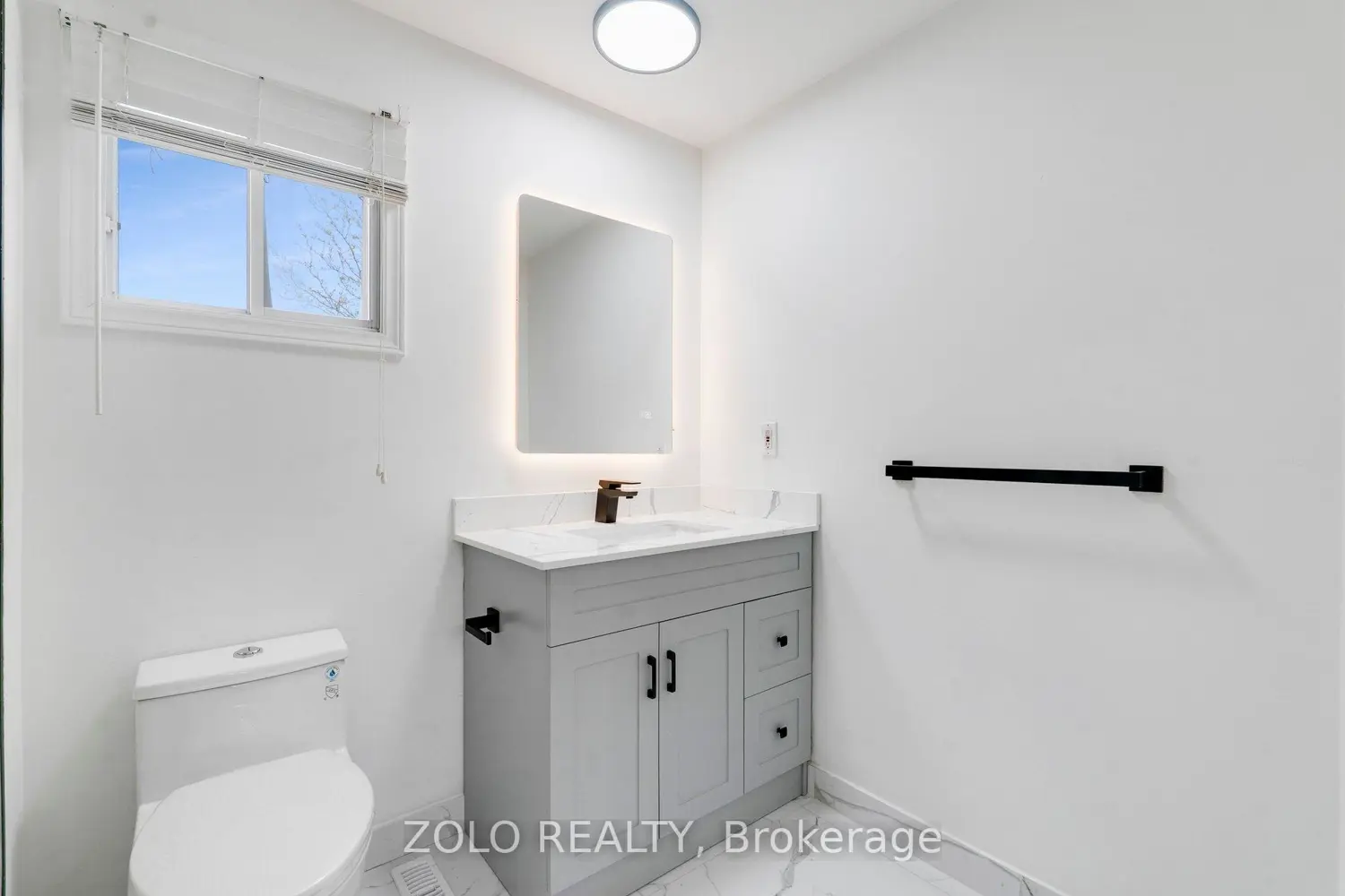272 Elman Crescent photo 5