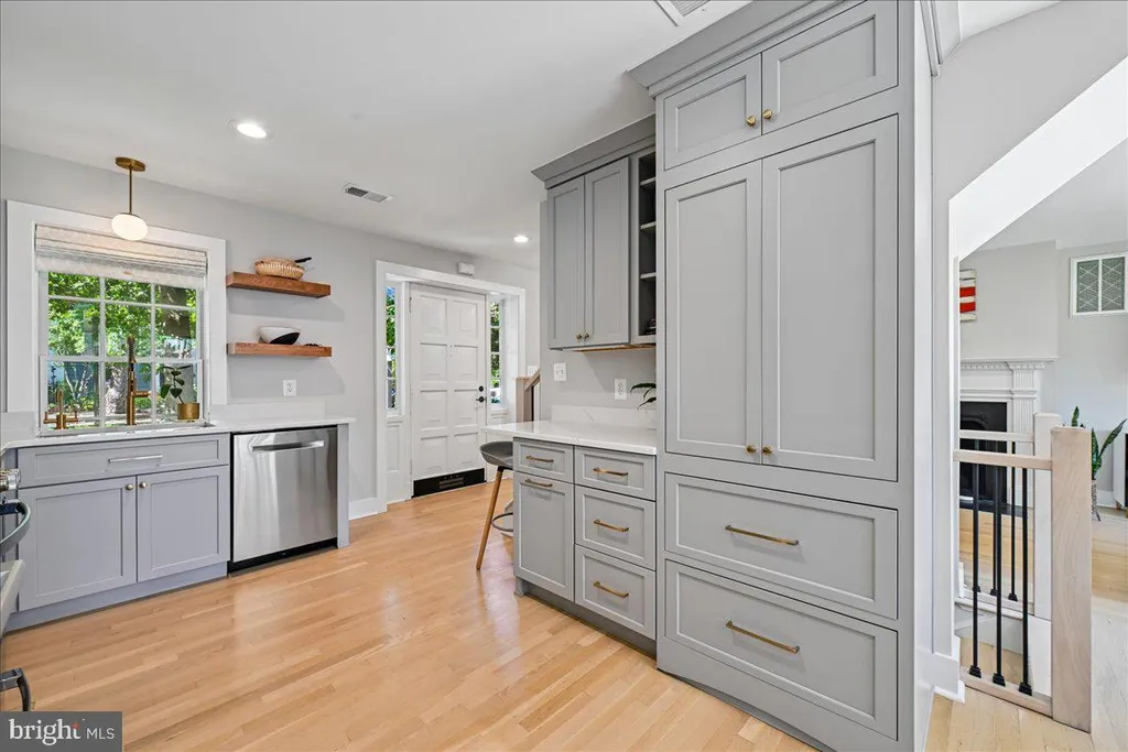 655 E Street SE, Washington, DC 20003 photo 3
