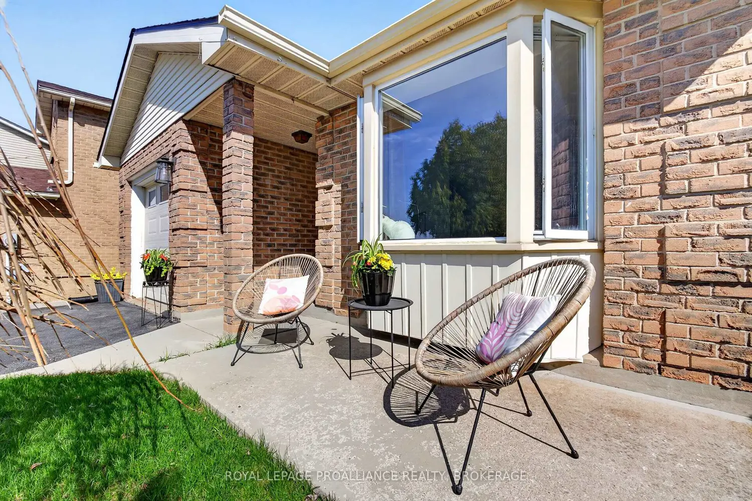 16 Grenadier Drive photo 2