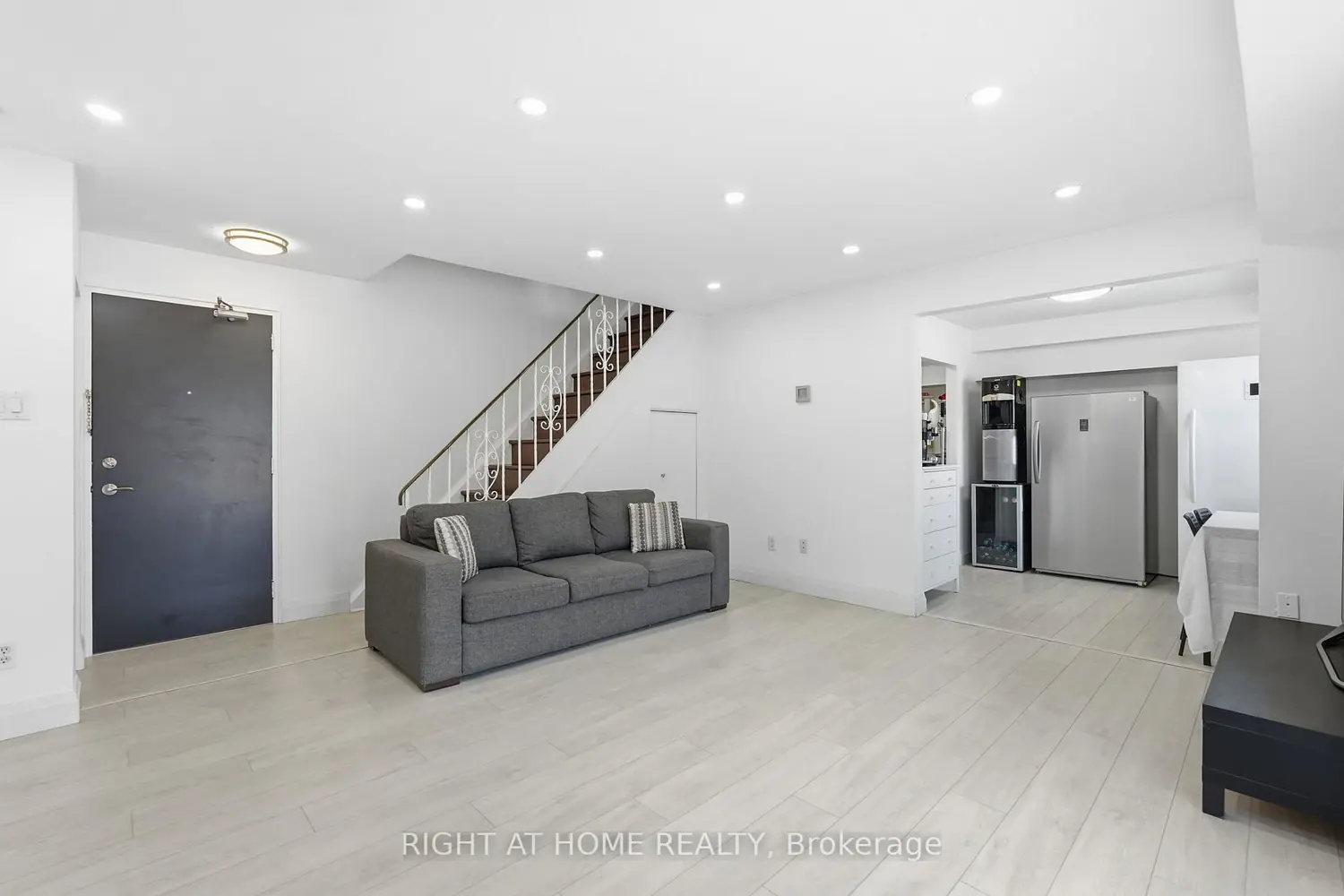 475 Claridge Road 4 photo 2