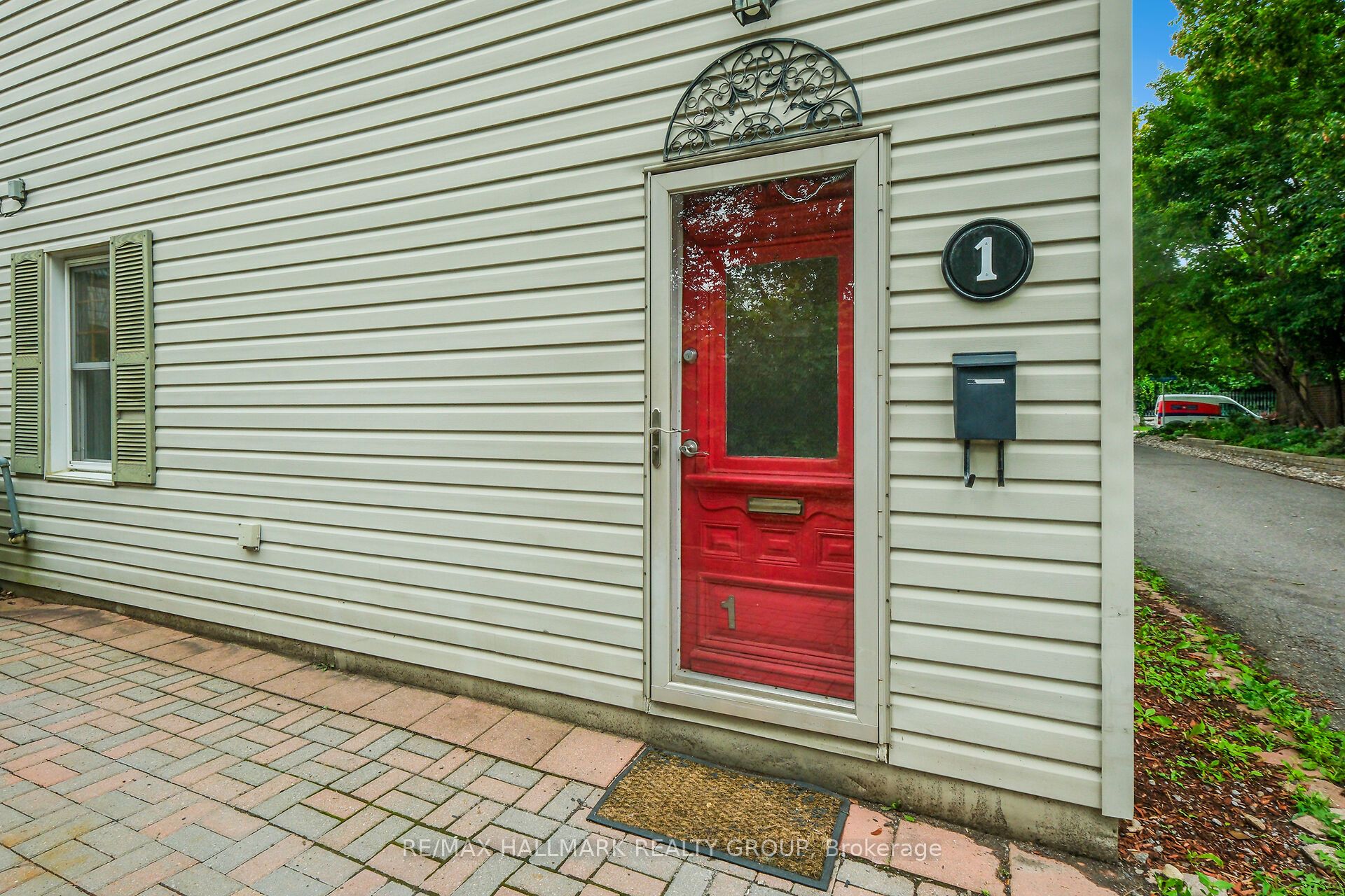 1 Taylor Lane, Ottawa, ON, K1M 2A9 photo 2