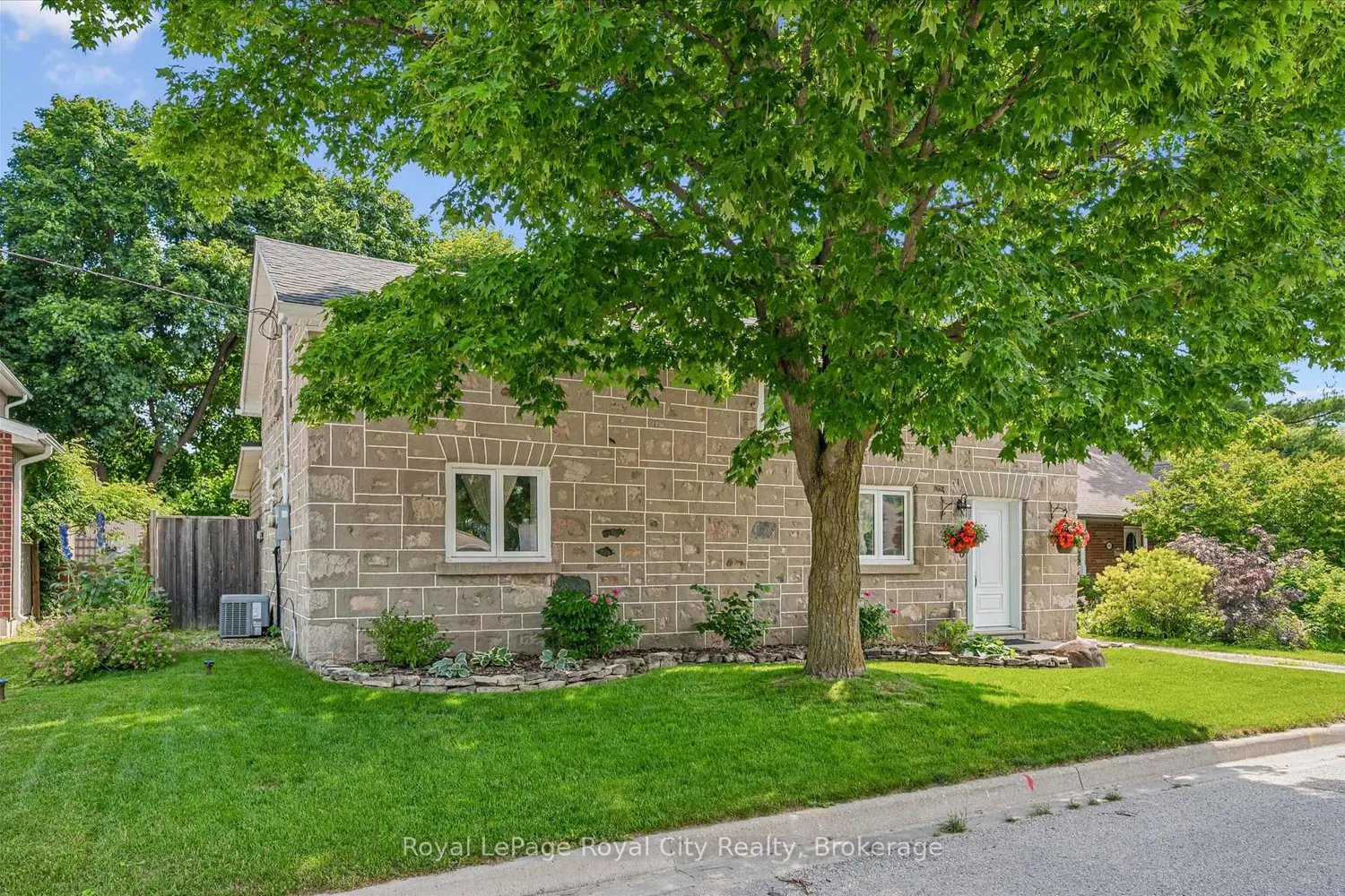 470 Perth Street photo 3