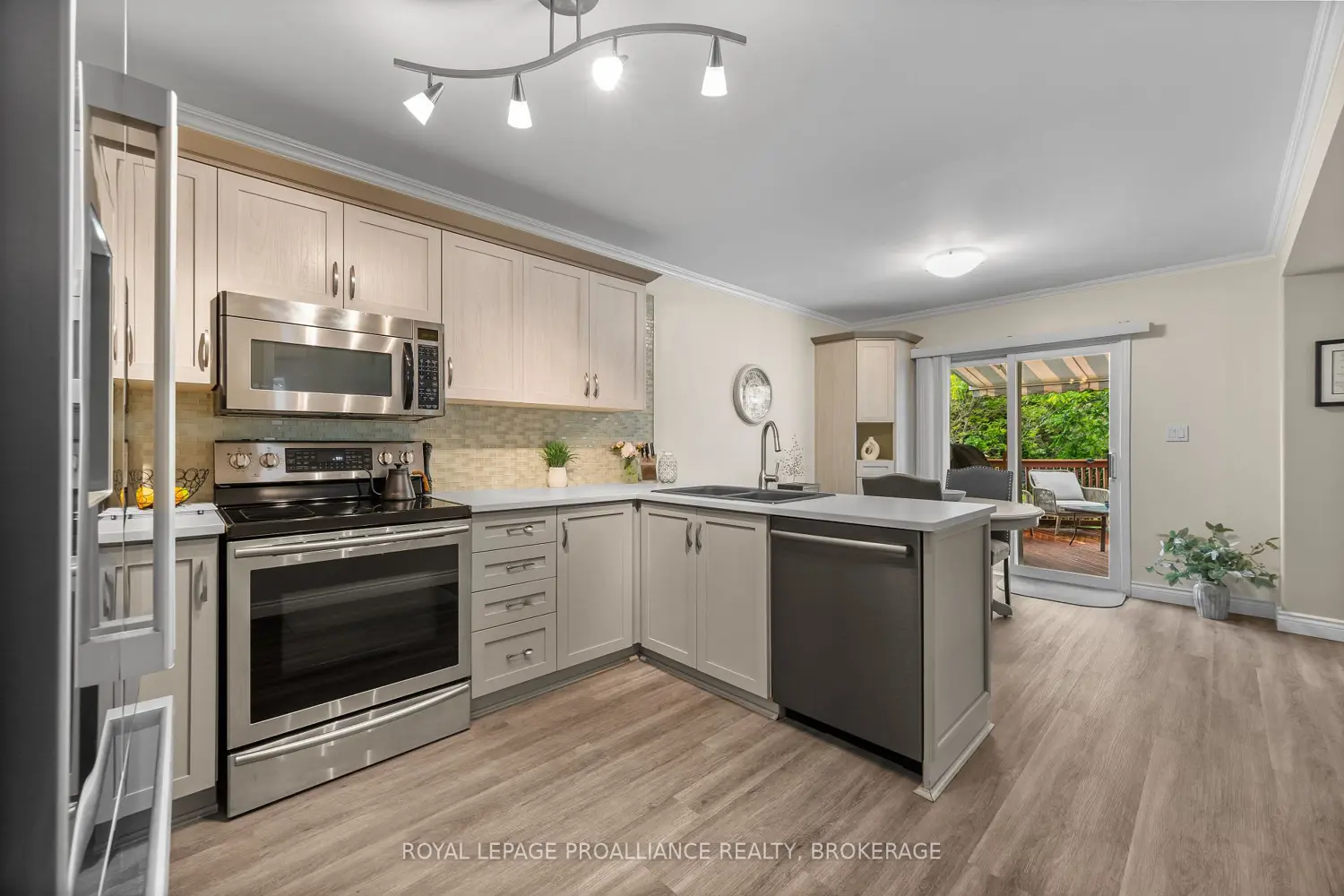 954 Rainbow Crescent photo 5