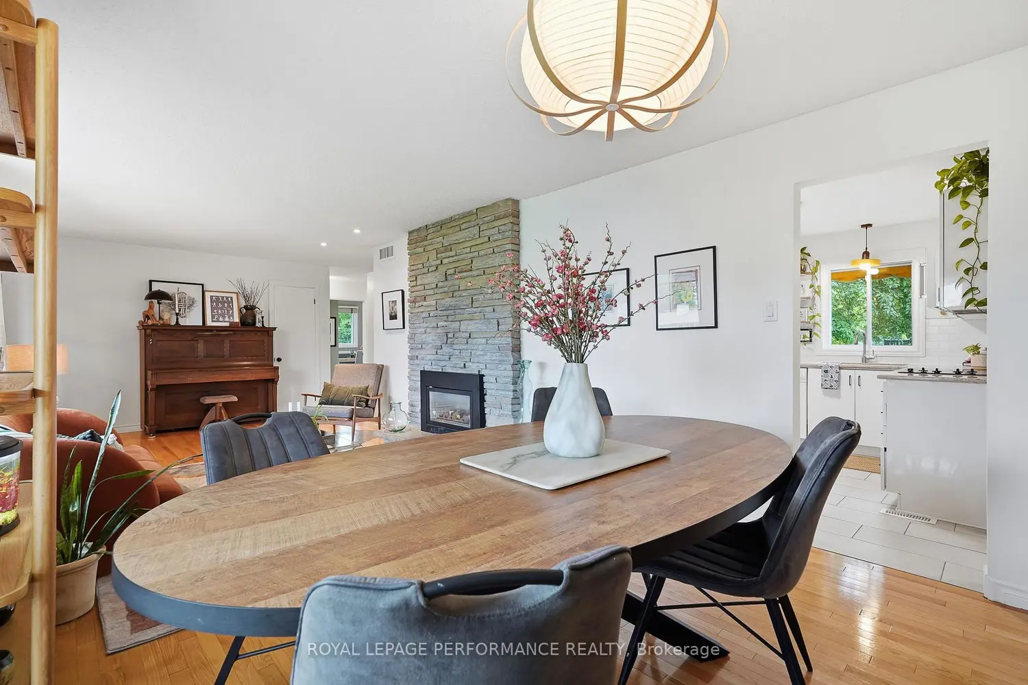 119 Centenaire Street photo 5