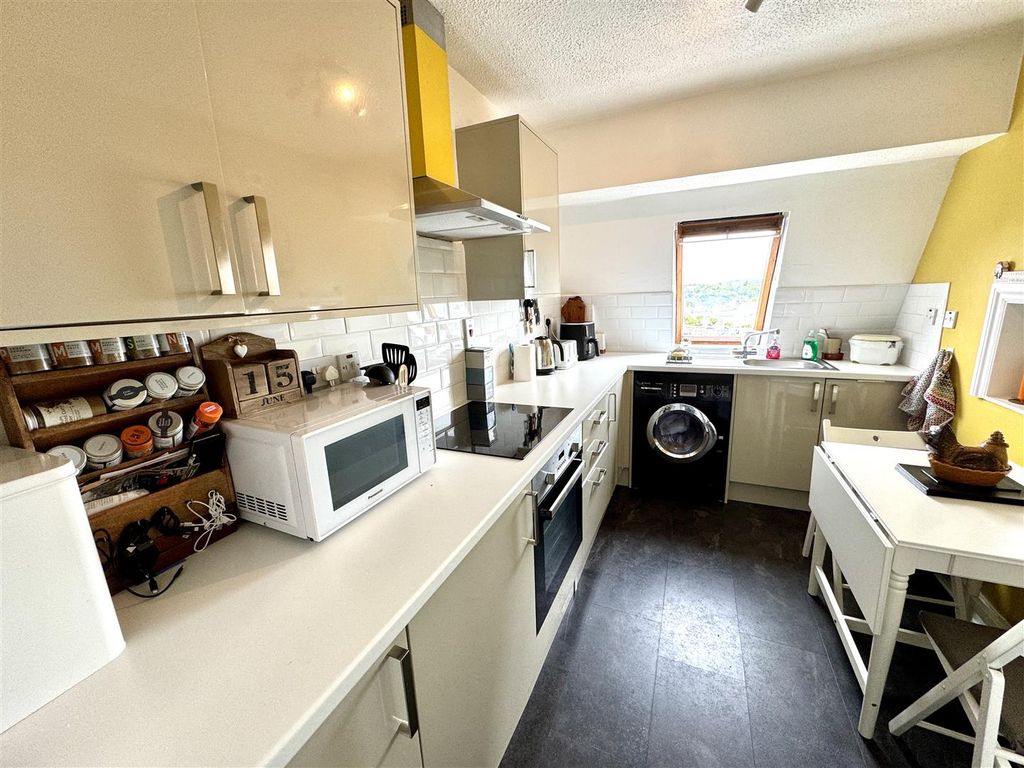 2 bed flat for saleDell View, Chepstow NP16 photo 3
