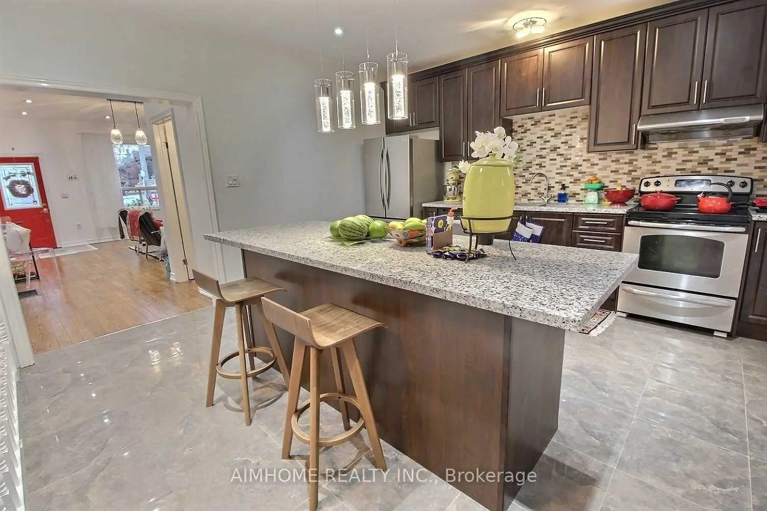 966 Dundas Street photo 5