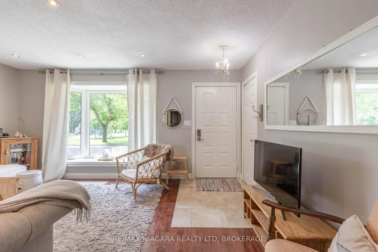 8229 Rideau Street photo 3