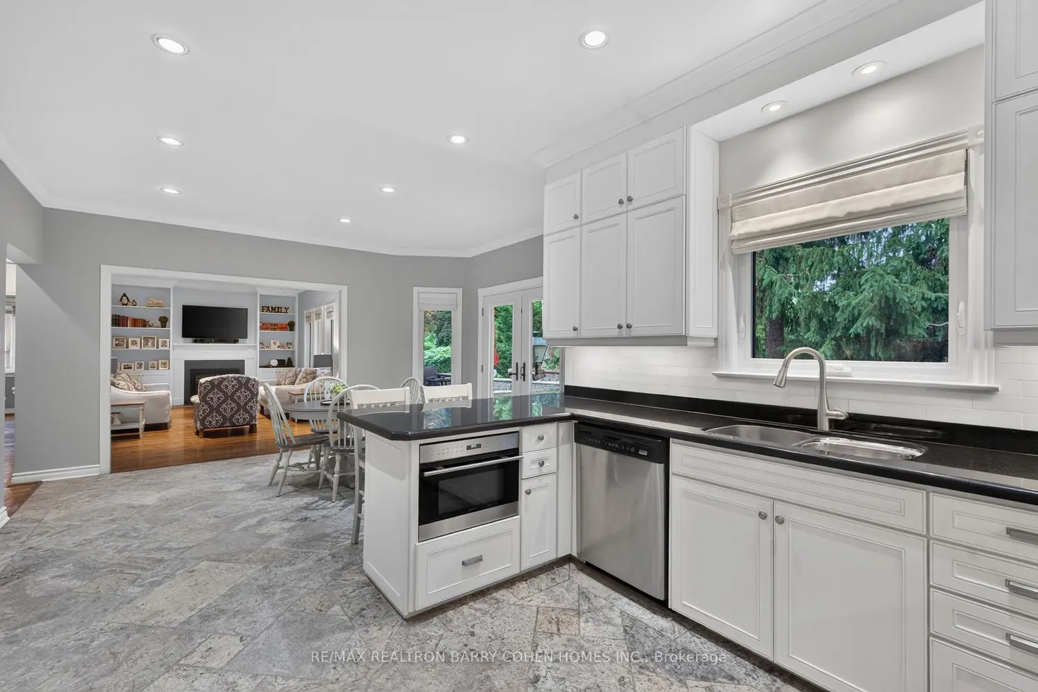110 Upper Canada Drive photo 3