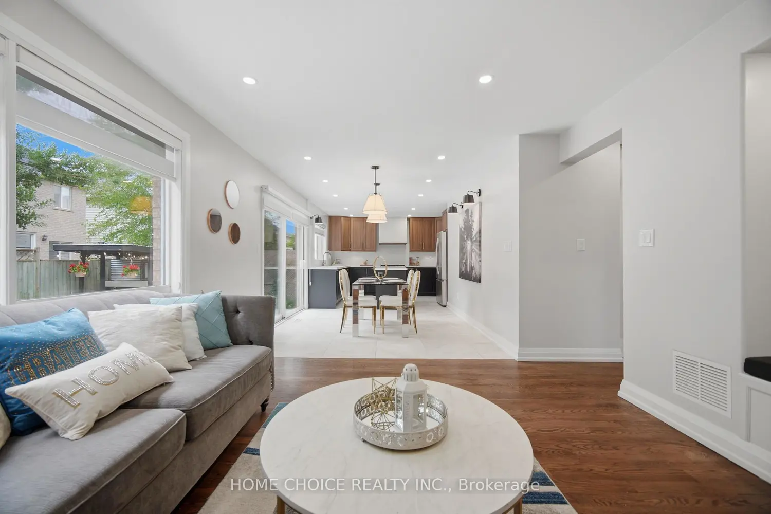 670 Dolby Crescent photo 4