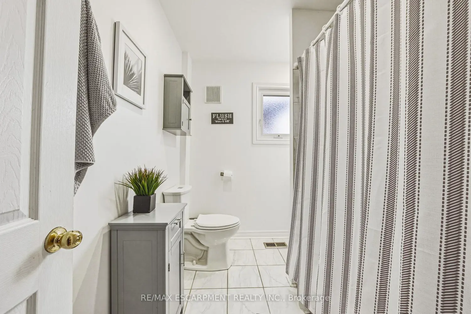 161 Ivon Avenue photo 4