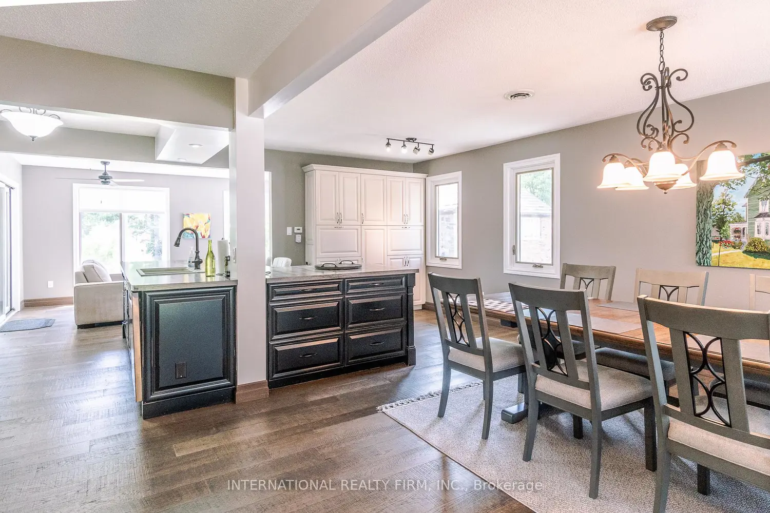 324 Bethune Drive photo 2