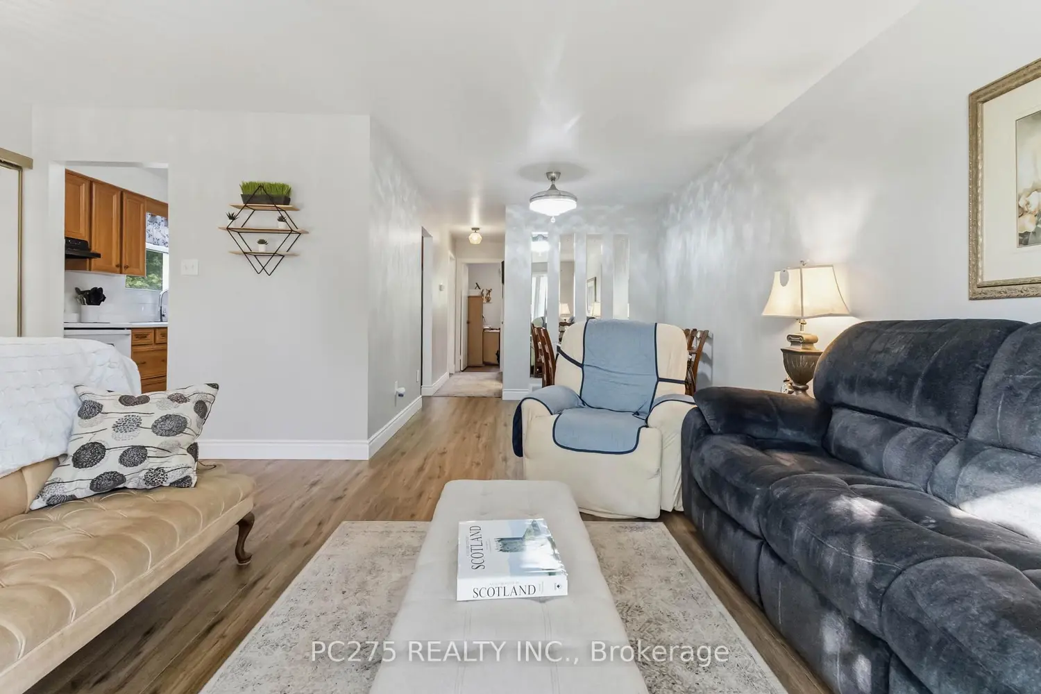 615 Deveron Crescent photo 4