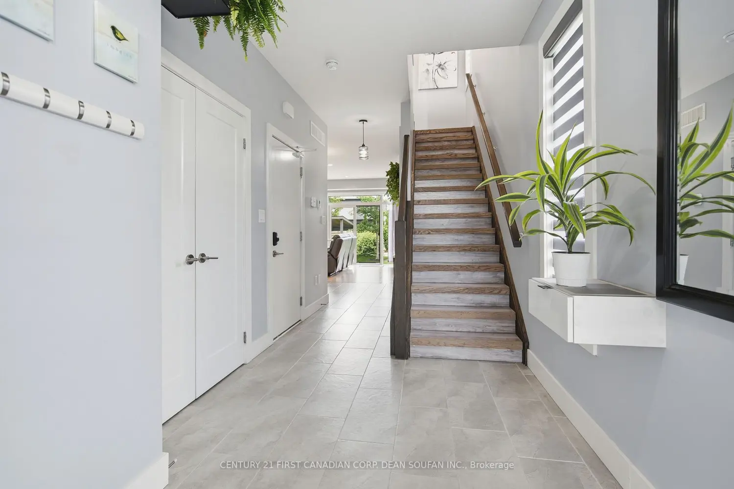 739 Springwood Crescent photo 4