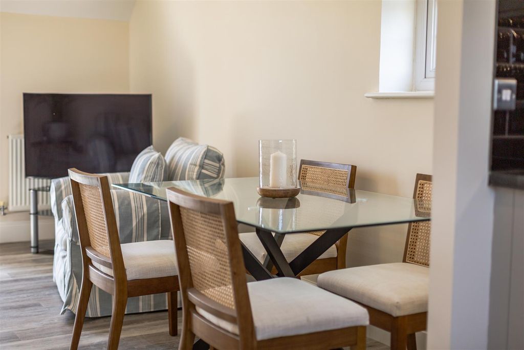 2 bed flat for saleY Corsydd, Llanelli SA15 photo 4