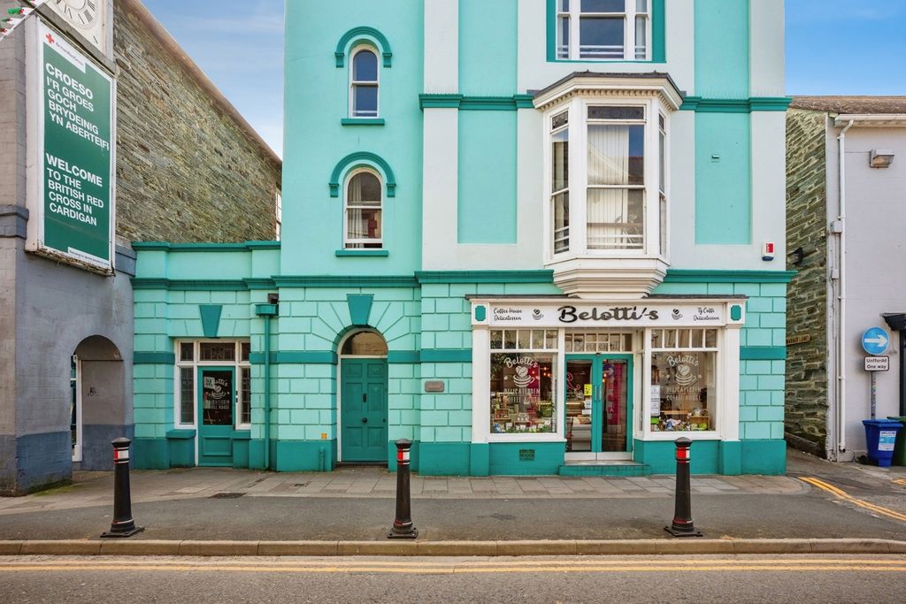 4 bed flat for saleHigh Street, Cardigan, Ceredigion SA43