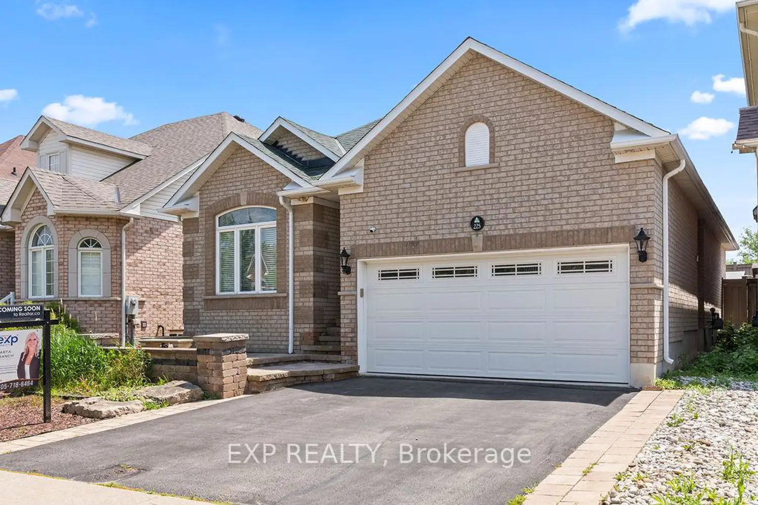 225 Ellis Crescent photo 2