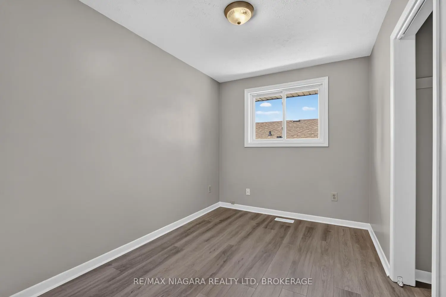 4074 Brookdale Drive photo 3