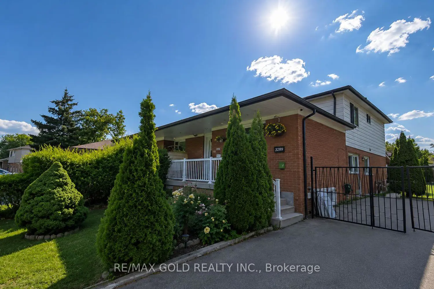 3289 Victory Crescent photo 2