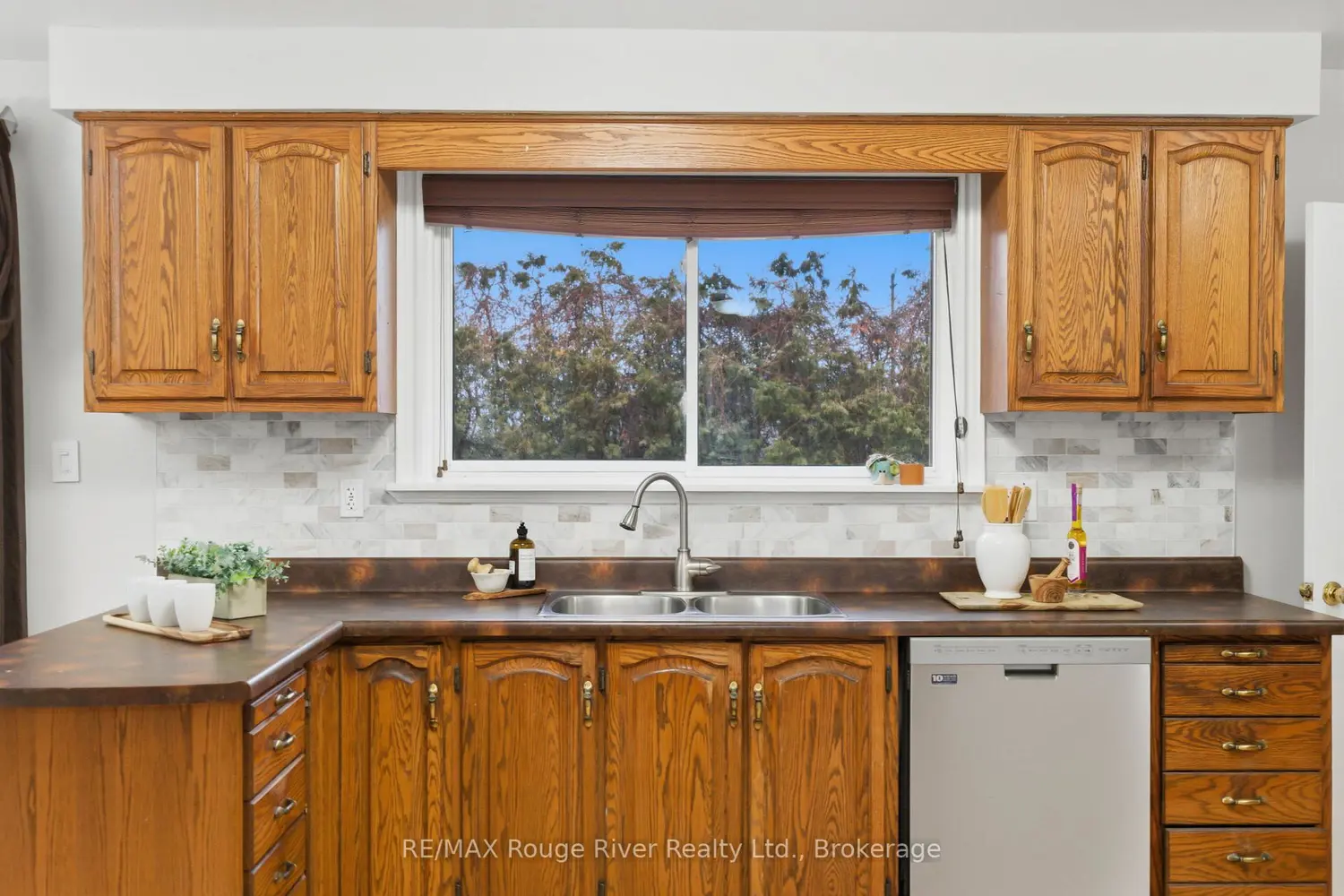98 Applewood Crescent photo 5