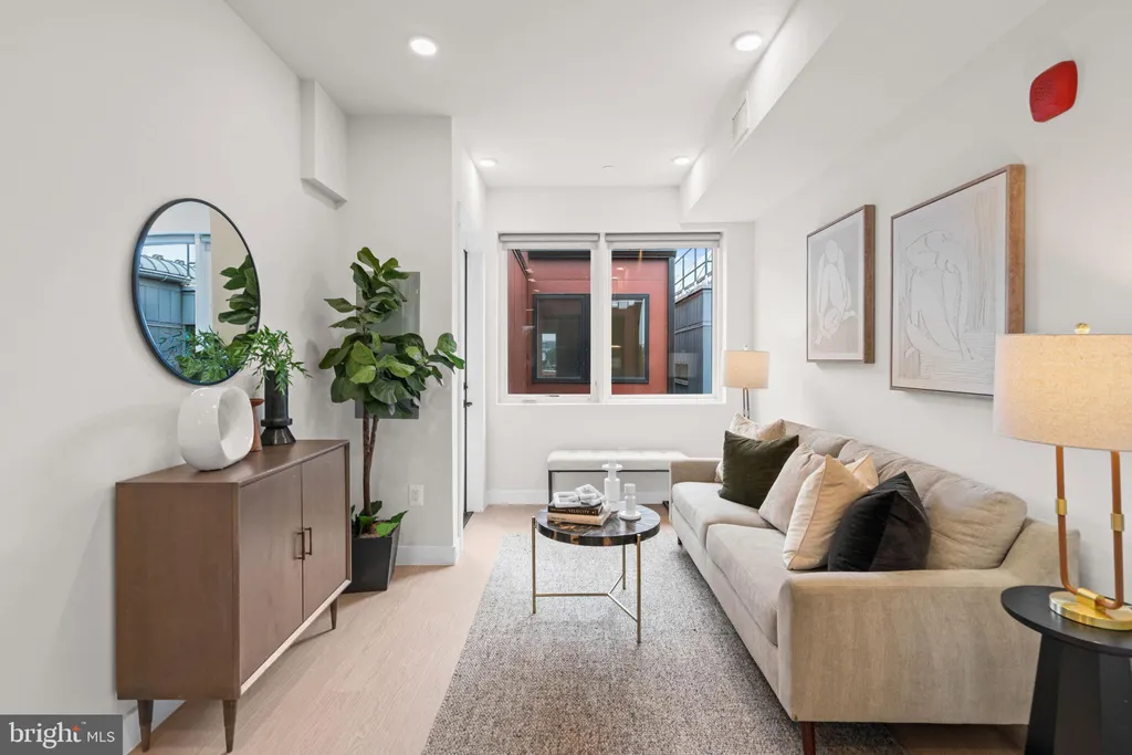 733 8th Street SE Unit 304, Washington, DC 20003 photo 4