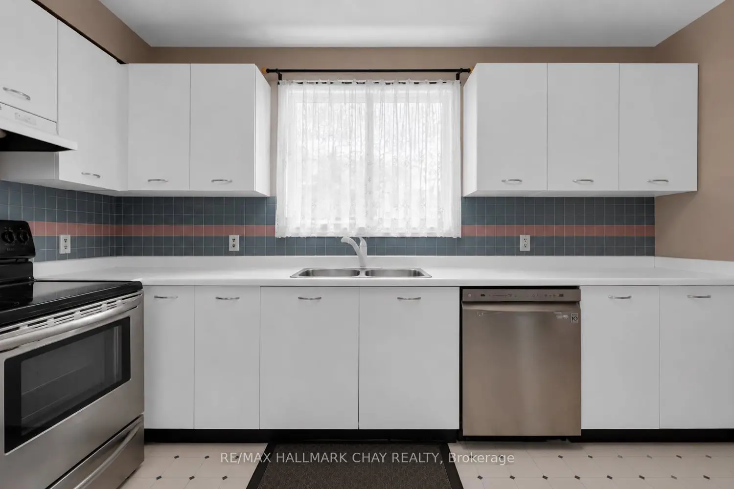 1 Quail Crescent 103 photo 4
