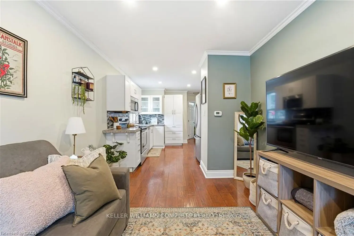 547 Cochrane Road photo 4