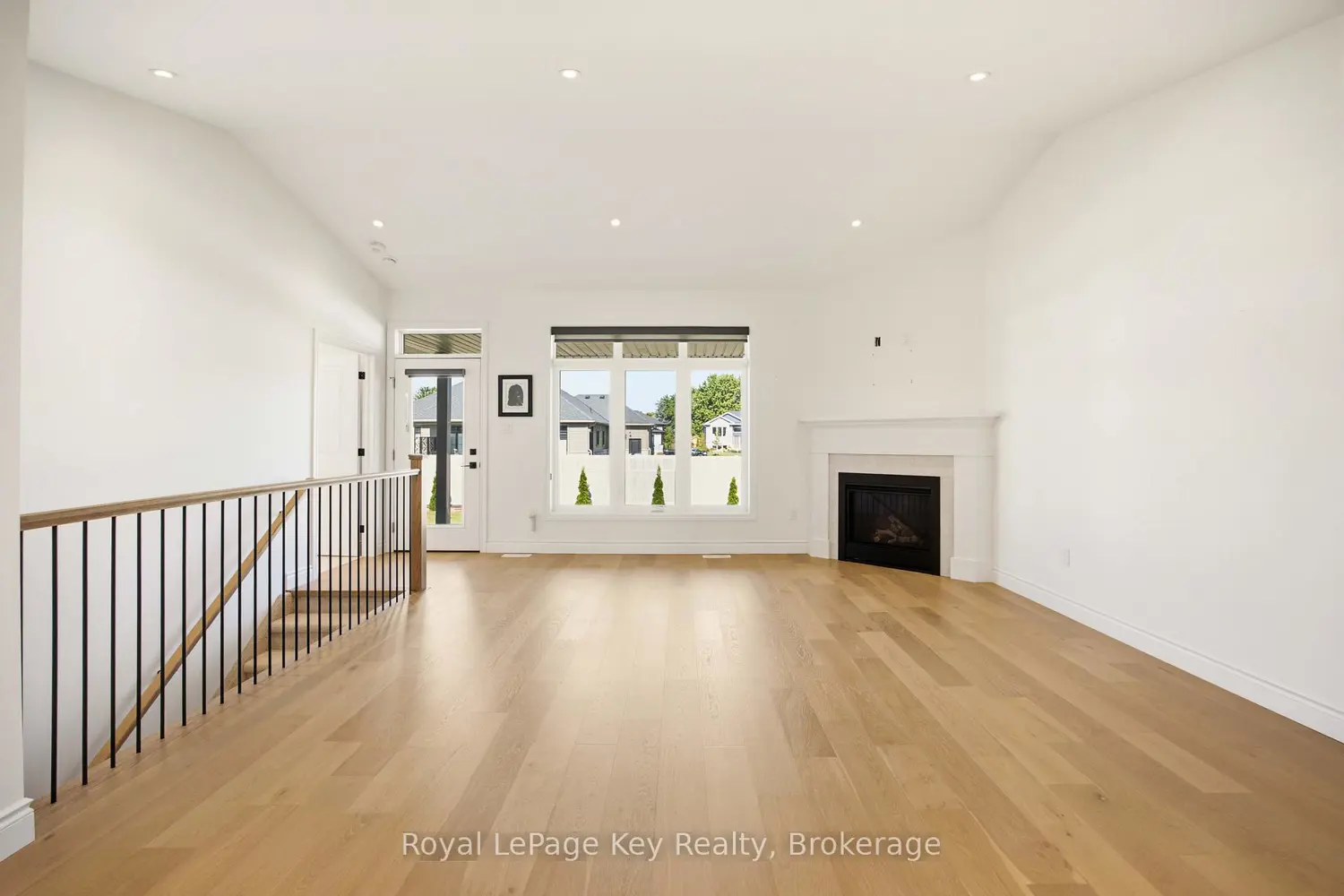 102 Leneve Street photo 5