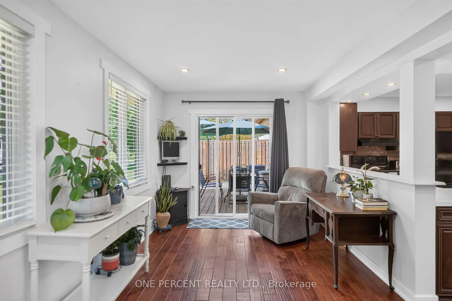 412 Manitoba Street photo 5