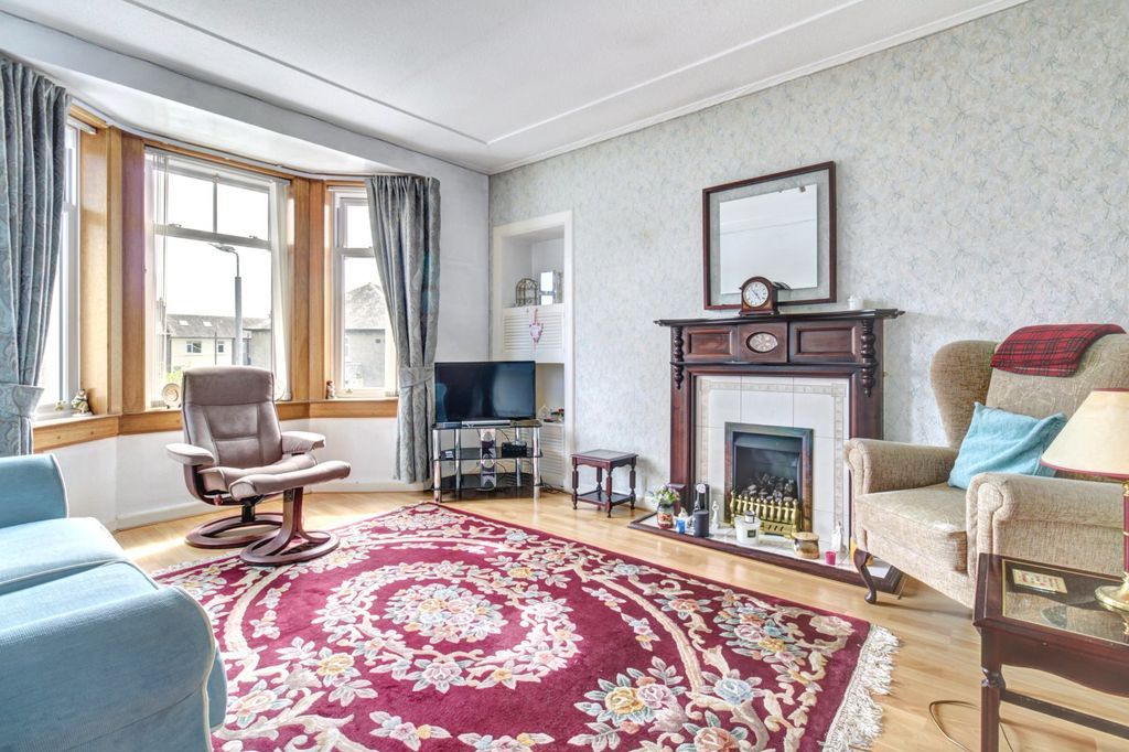 3 bed flat for salePark Avenue, Dumbarton G82 photo 2