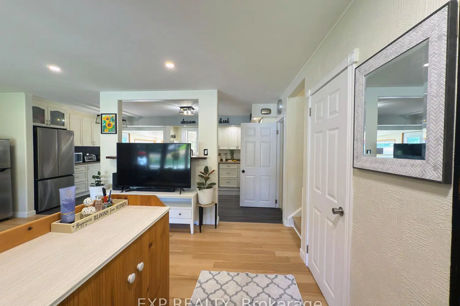 438 Magnolia Crescent photo 2