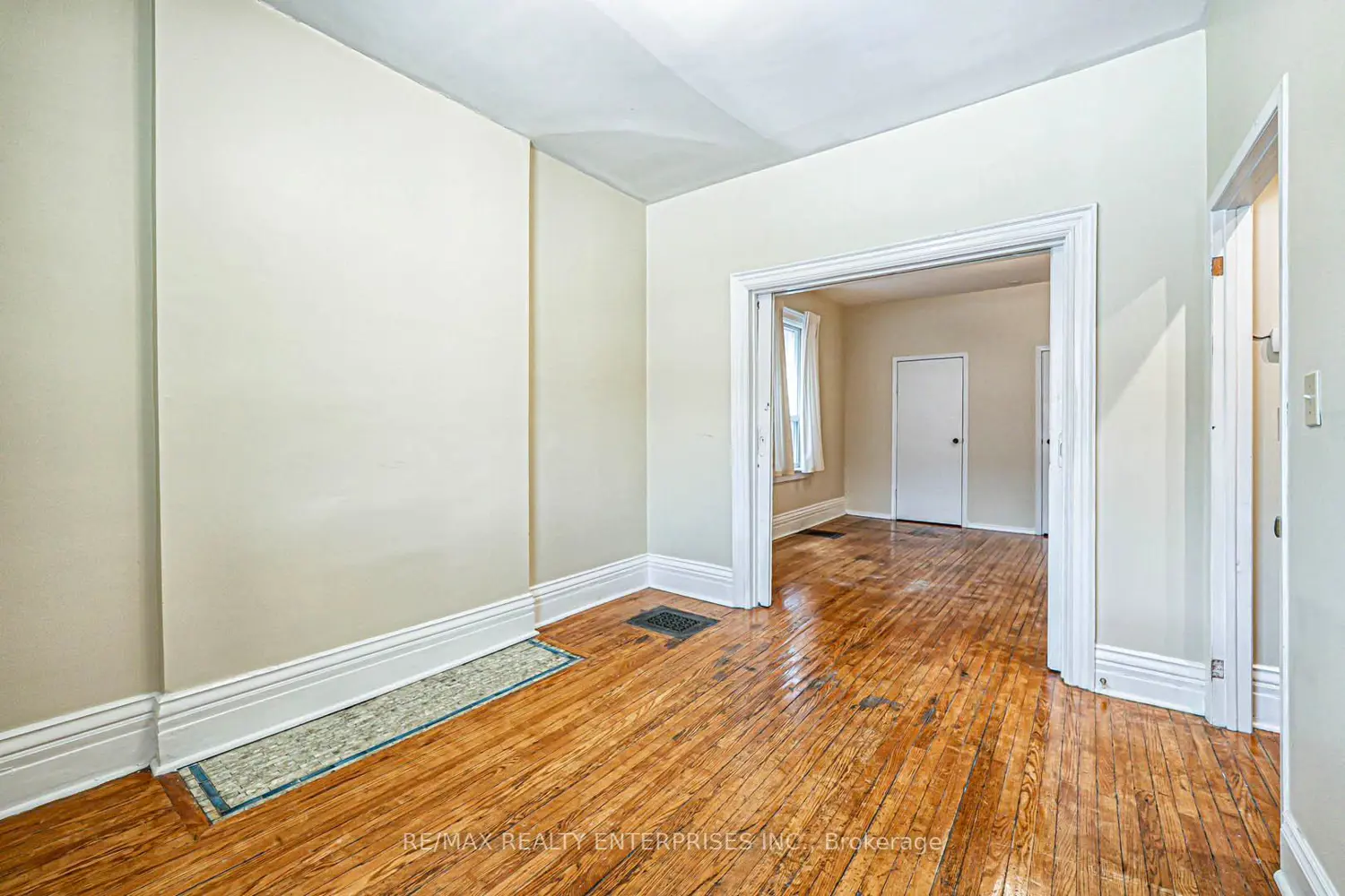 914 Dovercourt Road photo 3