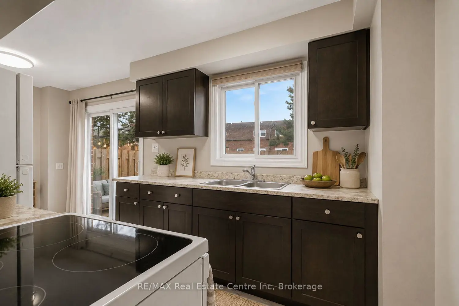 371 Bronte Street 49 photo 4