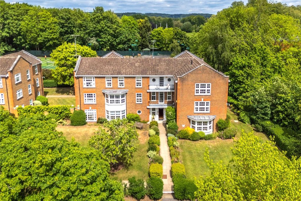 2 bed flat for salePhyllis Court Drive, Henley-On-Thames, Oxfordshire RG9