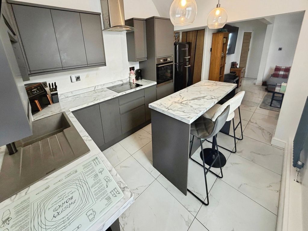 1 bed flat for saleHillside, Neath SA11 photo 5