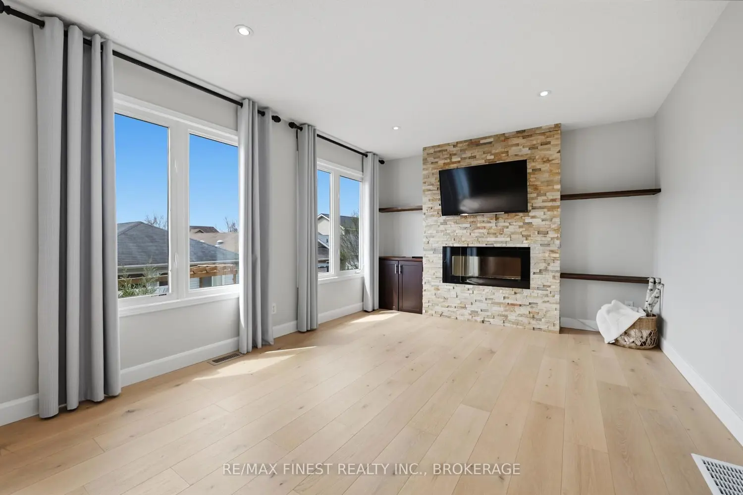1223 Amanda Court photo 4