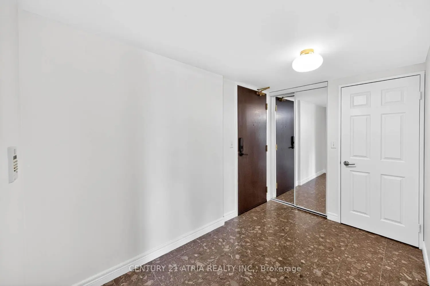 23 Hollywood Avenue 808 photo 3