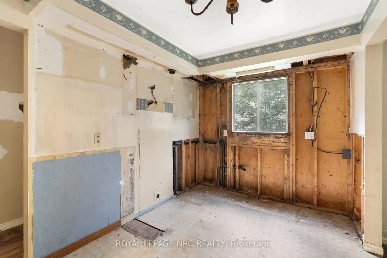 5 Fallingbrook Drive photo 5