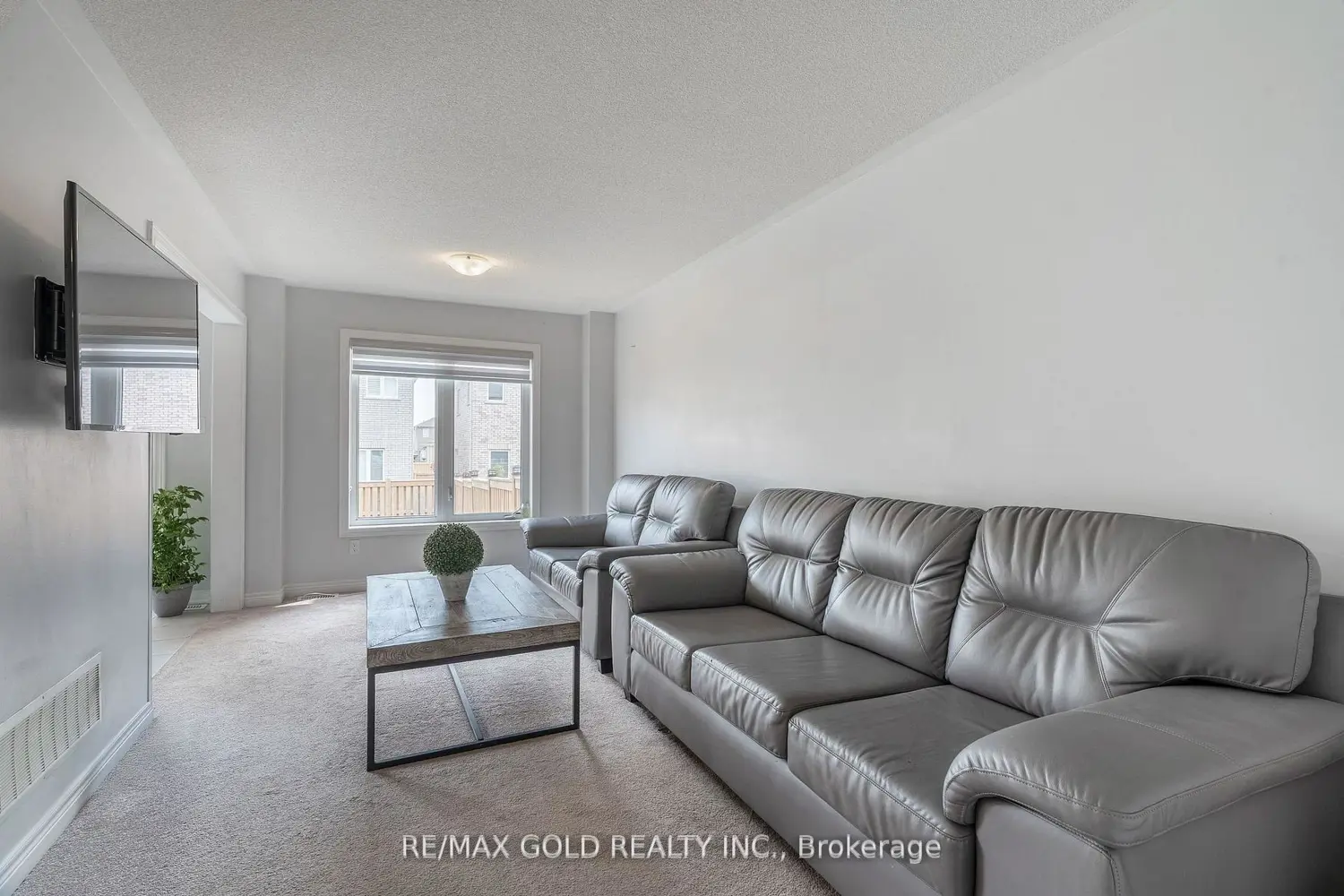 335 Stewart Street photo 4