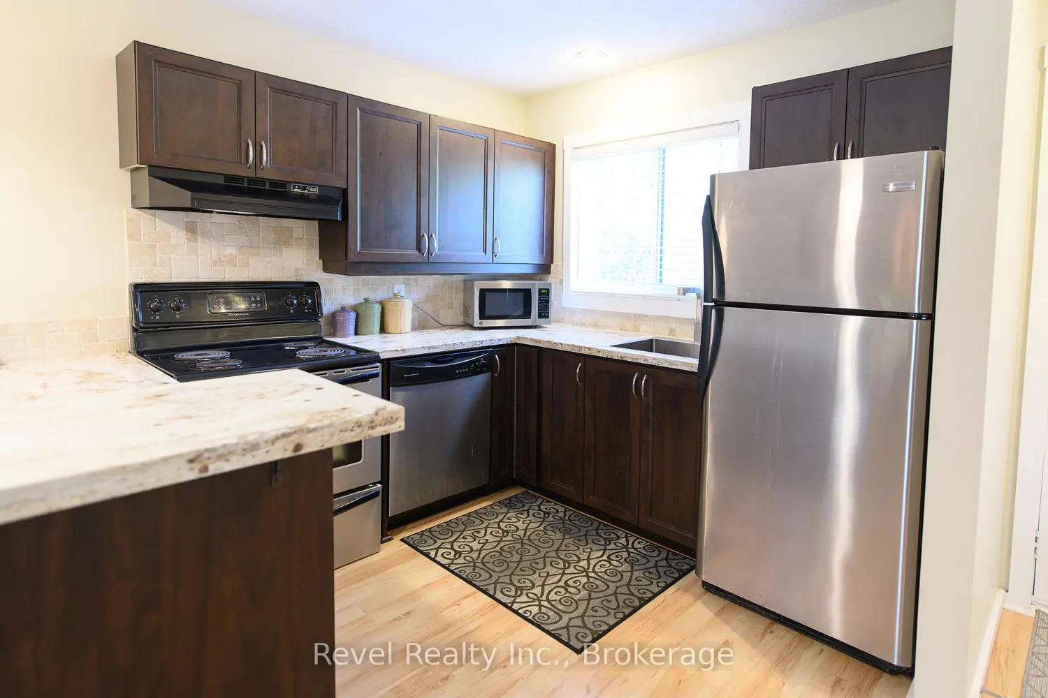 440 Oxbow Crescent photo 3