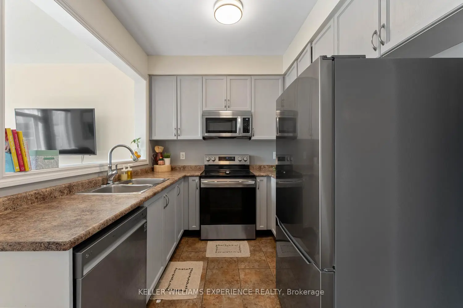 110 Collier Crescent photo 4