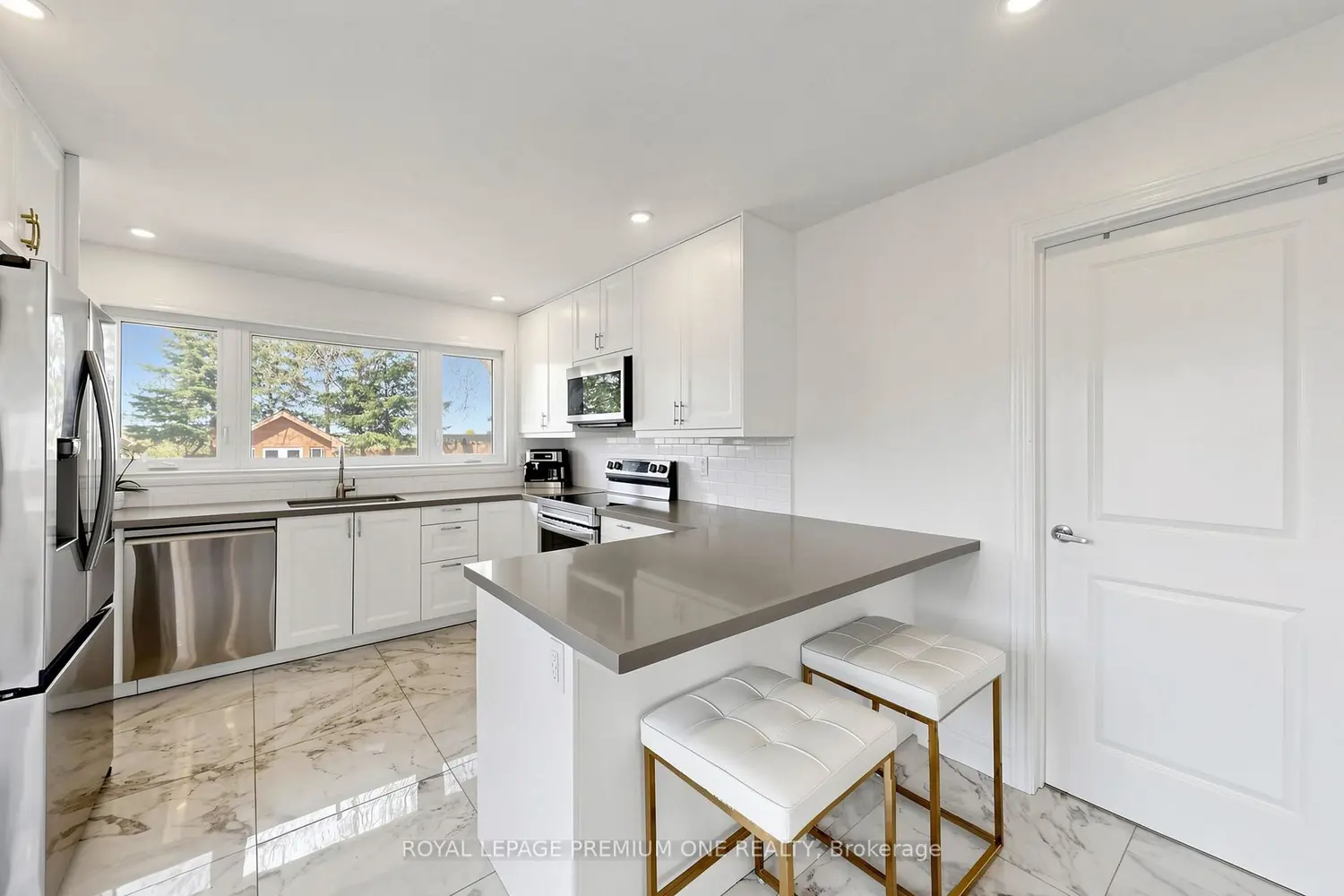 72 Thornton Avenue photo 5