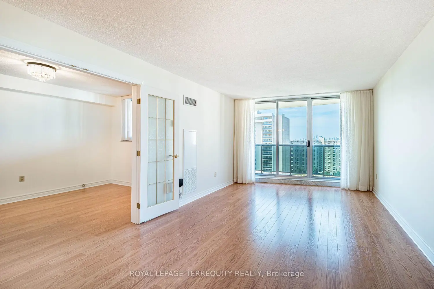 812 Burnhamthorpe Road 1809 photo 2