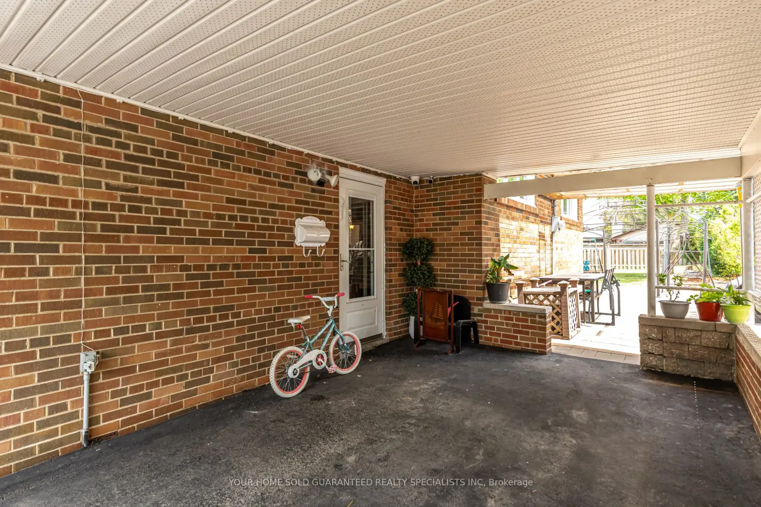 5 Hallow Crescent photo 3