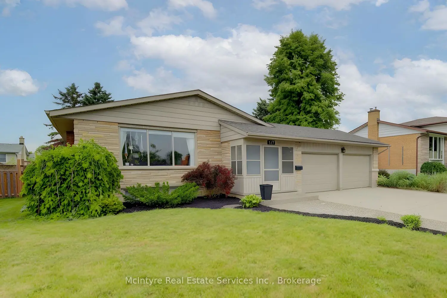 127 Strathcona Crescent photo 2
